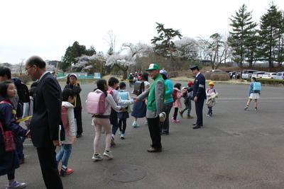 一斉下校の様子（泉崎第二小学校）